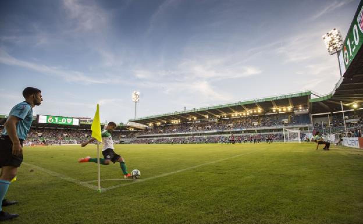 Cayarga lanza un córner en El Sardinero durante un partido de pretemporada ante el Athletic de Bilbao en 2019.