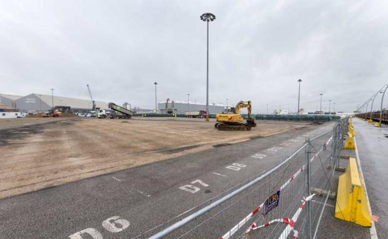Primeros trabajos para levantar el silo de vehículos, situado entre el vial paralelo a Raos 8 y la terminal ferroviaria de automóviles