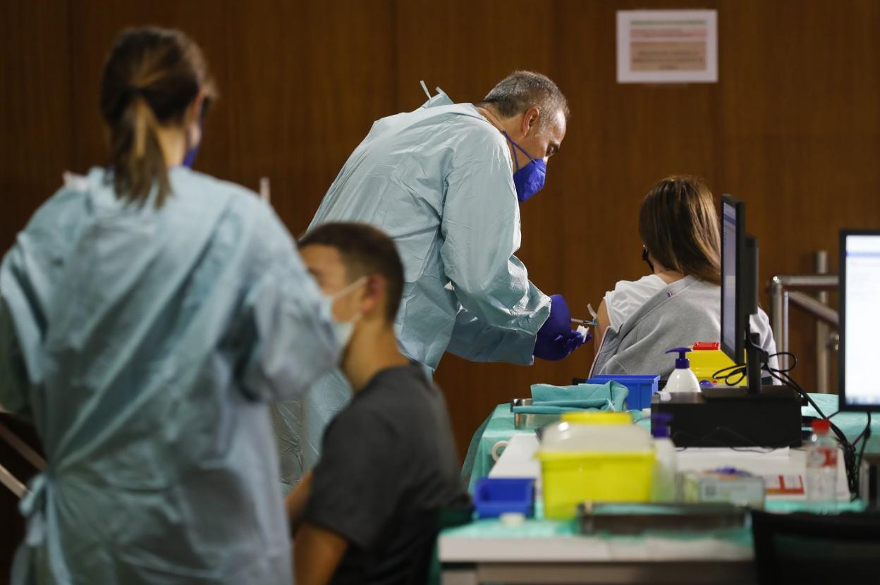 El arranque. La campaña de vacunación del covid se abrió a los adolescentes la semana pasada. En la imagen, el punto habilitado en el hospital de la Mutua. 