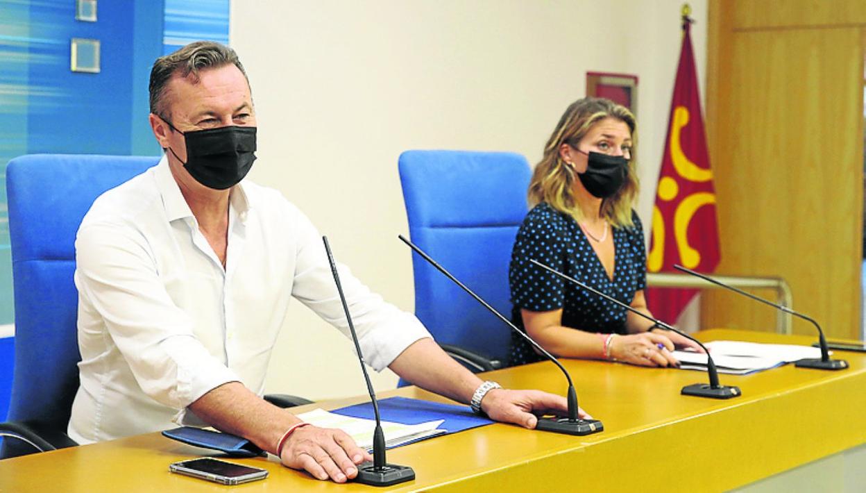 El consejero de Desarrollo Rural, Guillermo Blanco, y la directora general de Pesca y Alimentación, Marta López, presentaron las ayudas. 