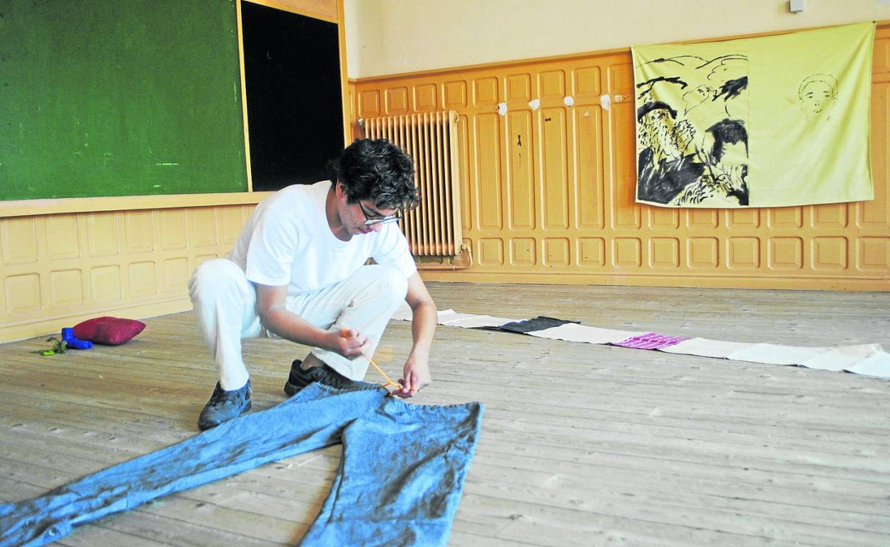 Camilo Tonón funde la confección textil con la performance, el vídeo y la pintura. 