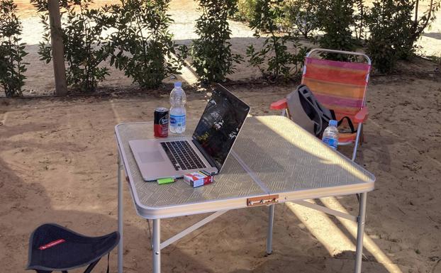 La oficina portátil en el camping del pantano de Doñana.