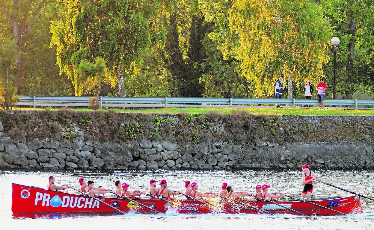 'La Marinera' fue ayer la mejor en aguas de Colindres y hoy debe rubricar la permanencia en Castro.