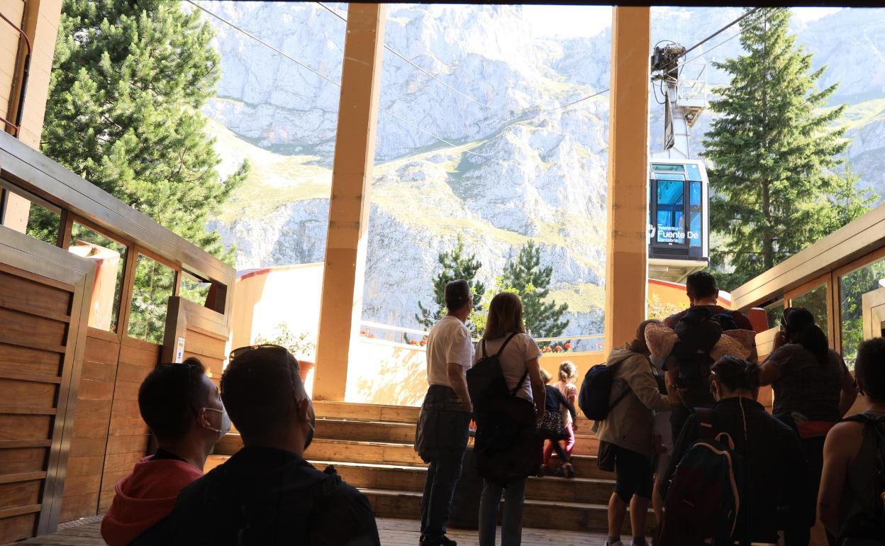 Turistas esperando para subir a la cabina 