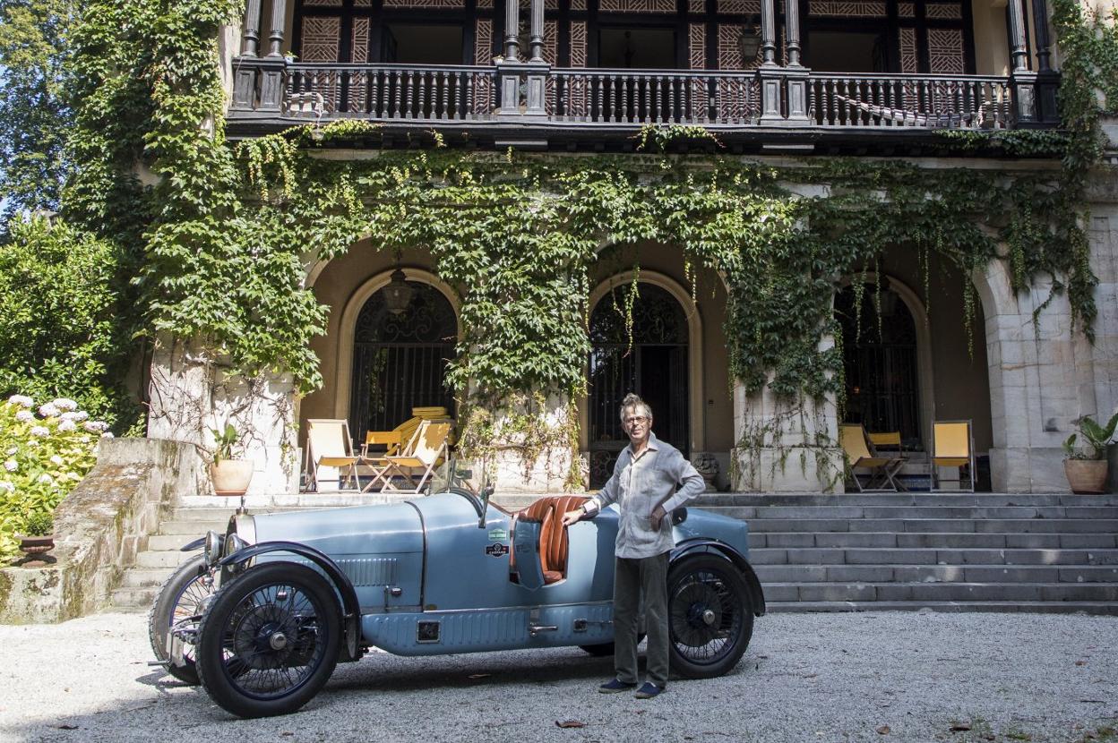 Julio Batista, frente a su casa de Anero, con su Bugatti Tipo 30. 