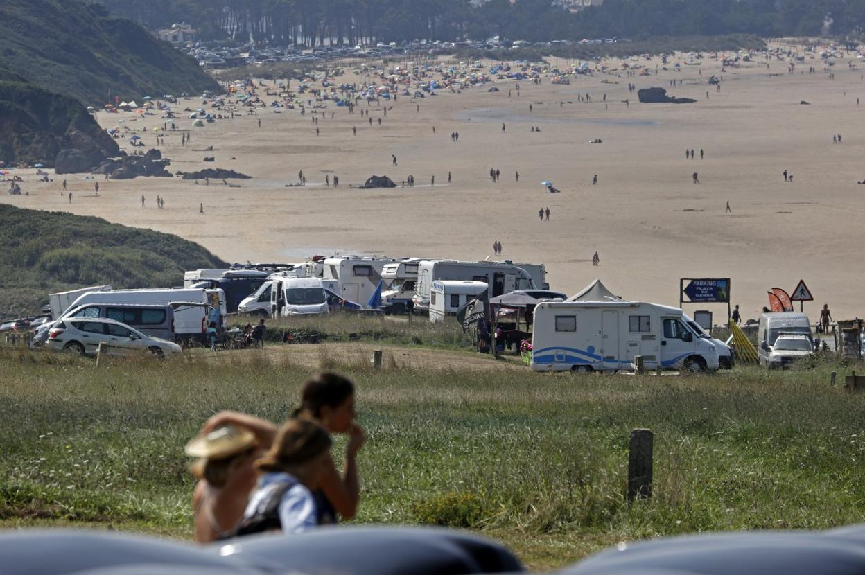 Autocaravanas aparcadas en primera línea de playa en el arenal de Bederna, en San Vicente de la Barquera. 