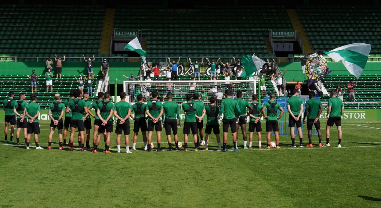 La Gradona mostró sus ánimos a los futbolistas antes del partido de esta tarde. 