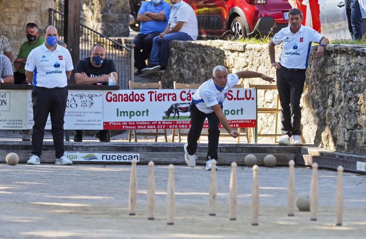 Héctor Salmón e Iñi Pedrosa observan el birle de Alfonso González. Sane