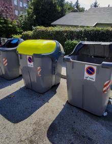 Imagen secundaria 2 - Muchos bancos están deteriorados por toda la ciudad. Y es habitual ver los contenedores de basura sin tapa.