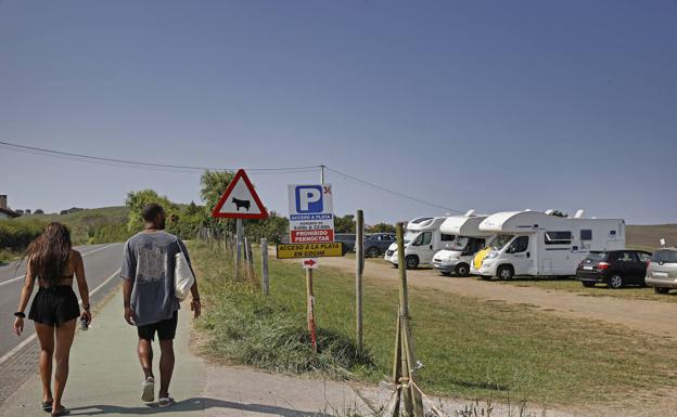 Imagen principal - Oyambre, Soba y Potes, tres ejemplos de sitios donde las autocaravanas o campers se ven todo el verano.