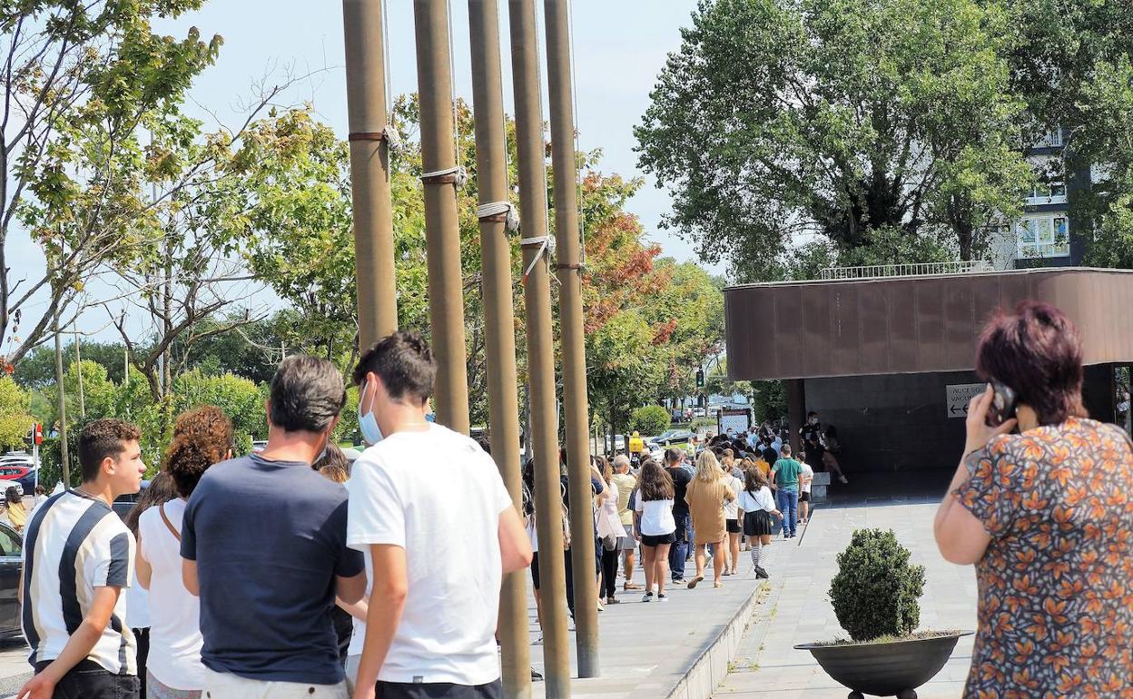 Filas para el vacunódromo del Palacio de Exposiciones de Santander.