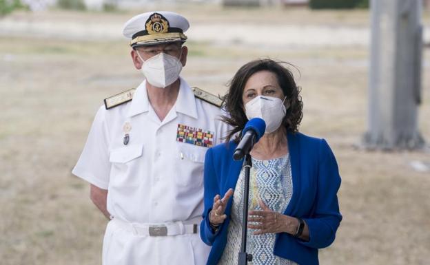 La ministra de Defensa, Margarita Robles, ofrece una rueda de prensa tras recibir a un avión con 260 afganos 