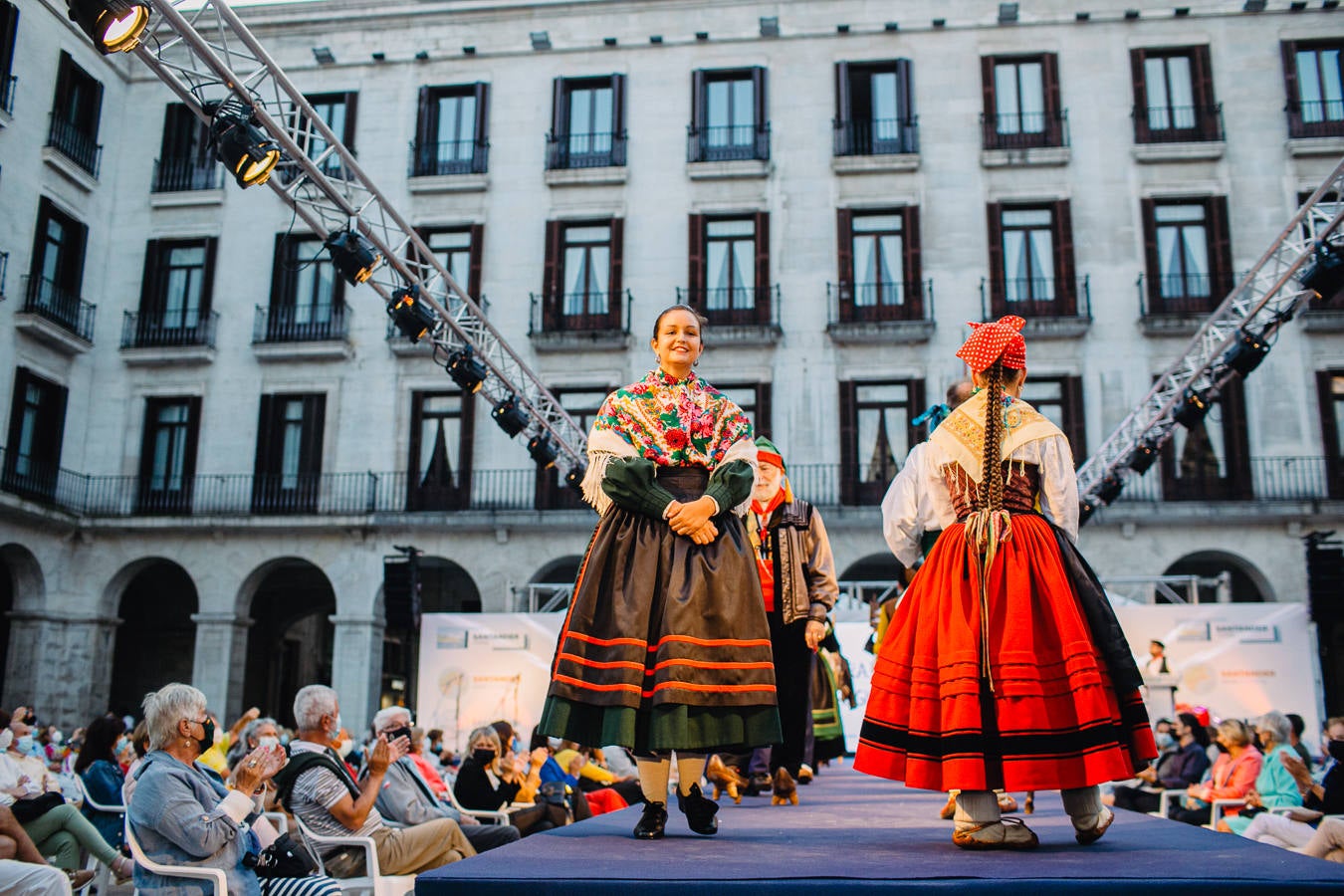 La tercera jornada se dedicó a los trajes regionales con un viaje a través de la costura por diferentes comarcas.