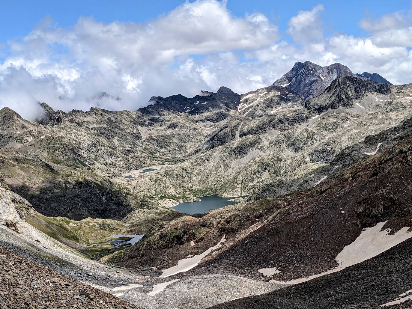 Vista de los Ibones Azules desde el cuello de los Infiernos. Al fondo, el embalse de Bachimana.