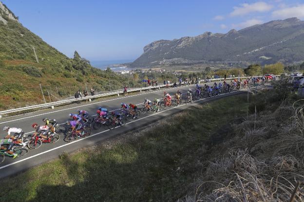 La etapa de 2020 de la Vuelta en Cantabria, a su paso a la altura de Oriñón.