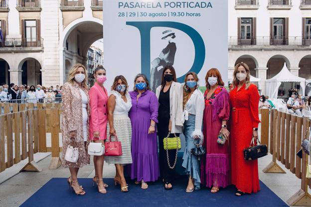 Varias 'influencers' posan con Lorena Gutiérrez.