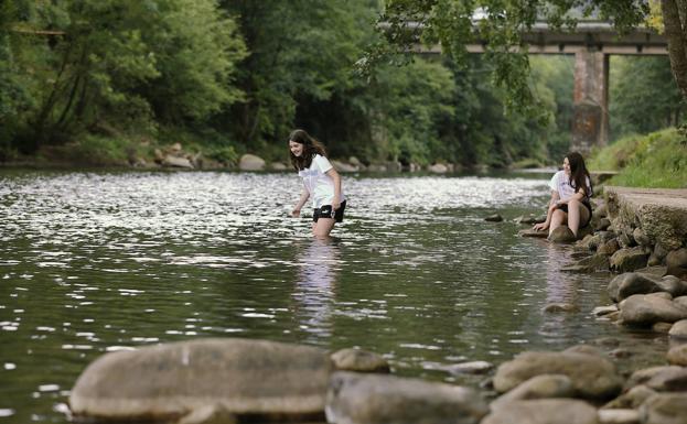 Imagen principal - El Saja, a su paso por Santa Lucía, en Cabezón de la Sal. Los turistas cruzan el río Quiviesa, en Potes, junto al puente de San Cayetano. Unos niños se lanzan al pantano de Ebro, en Campoo.