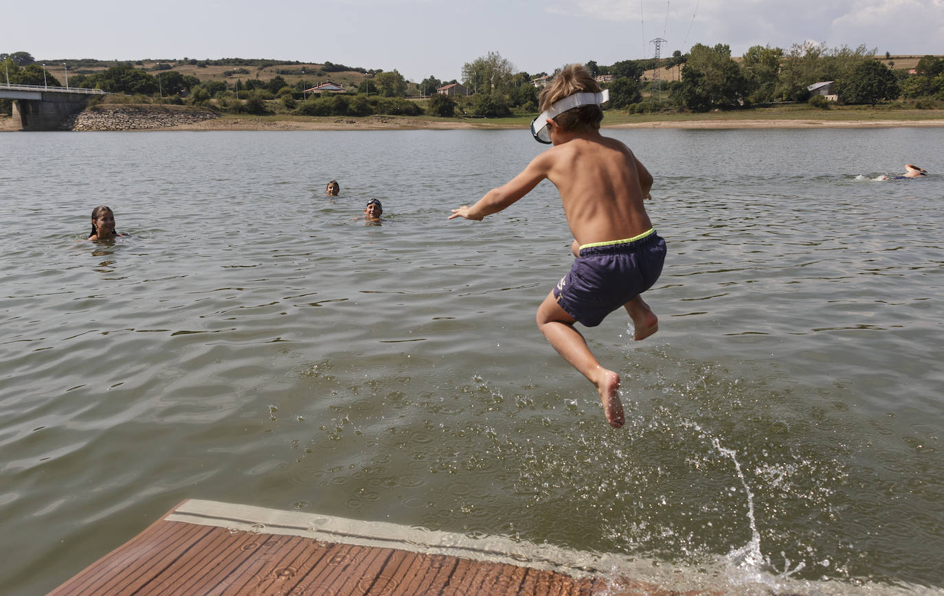 Un niño a punto de saltar al agua en el pantano del Ebro