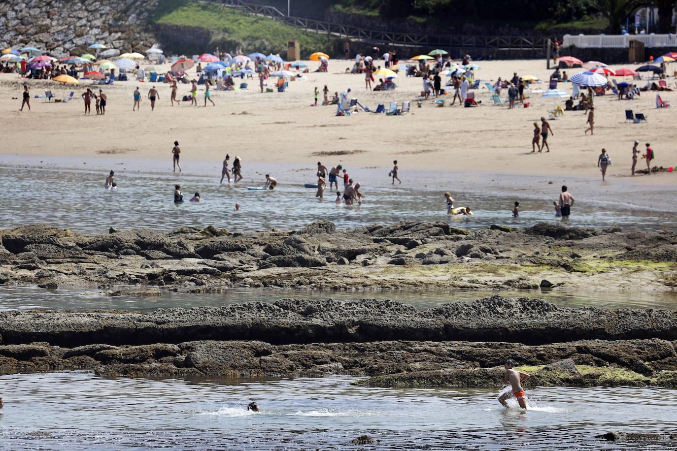 La playa de Comillas se convirtió en el oasis perfecto para disfrutar de un fin de semana caluroso