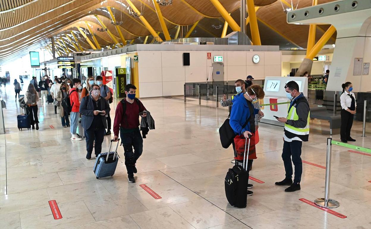 Viajeros en el aeropuerto de Madrid-Barajas. 