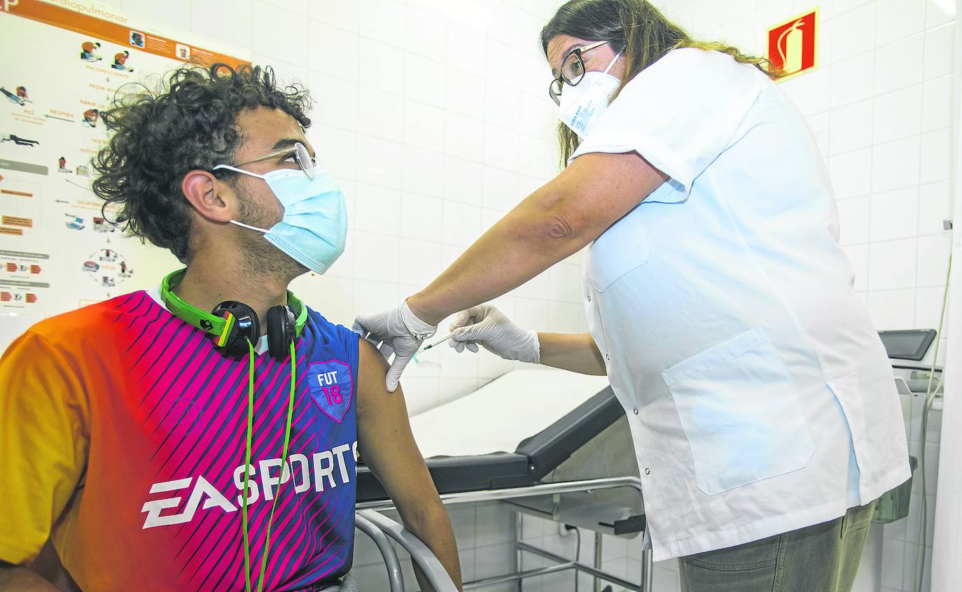 Un joven se vacuna en el centro de Atención Primaria de Castilla-Hermida. 