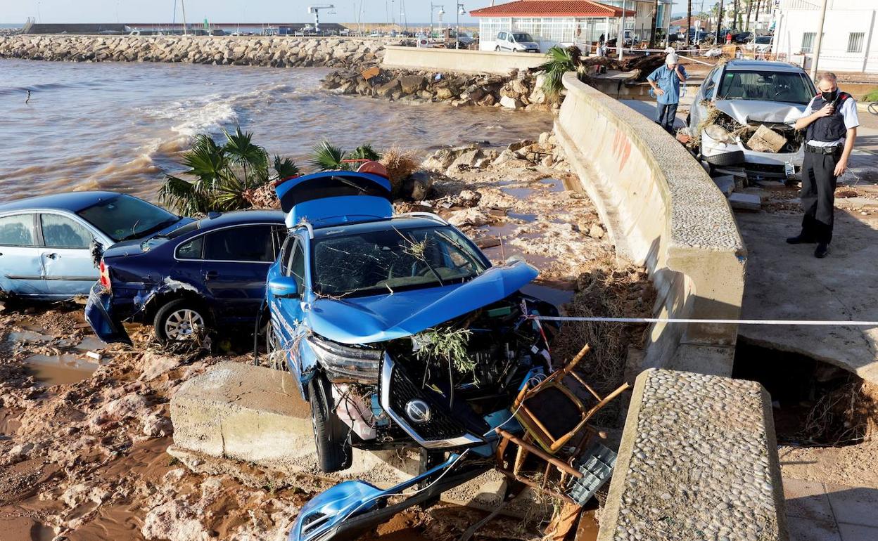 Coches arrumbados en Alcanar (Tarragona) por la fuerza de la lluvia torrencial. 