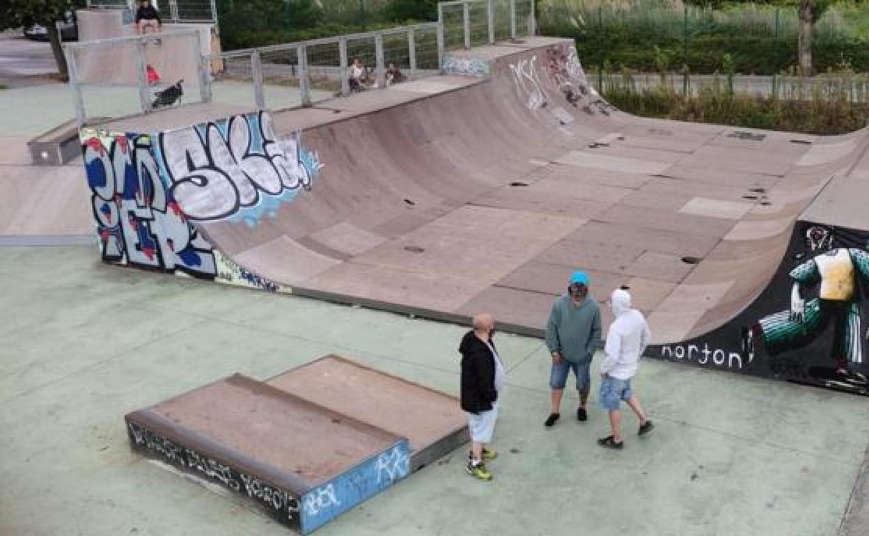 La pista de skate se encuentra en las inmediaciones del Cementerio de Ballena.