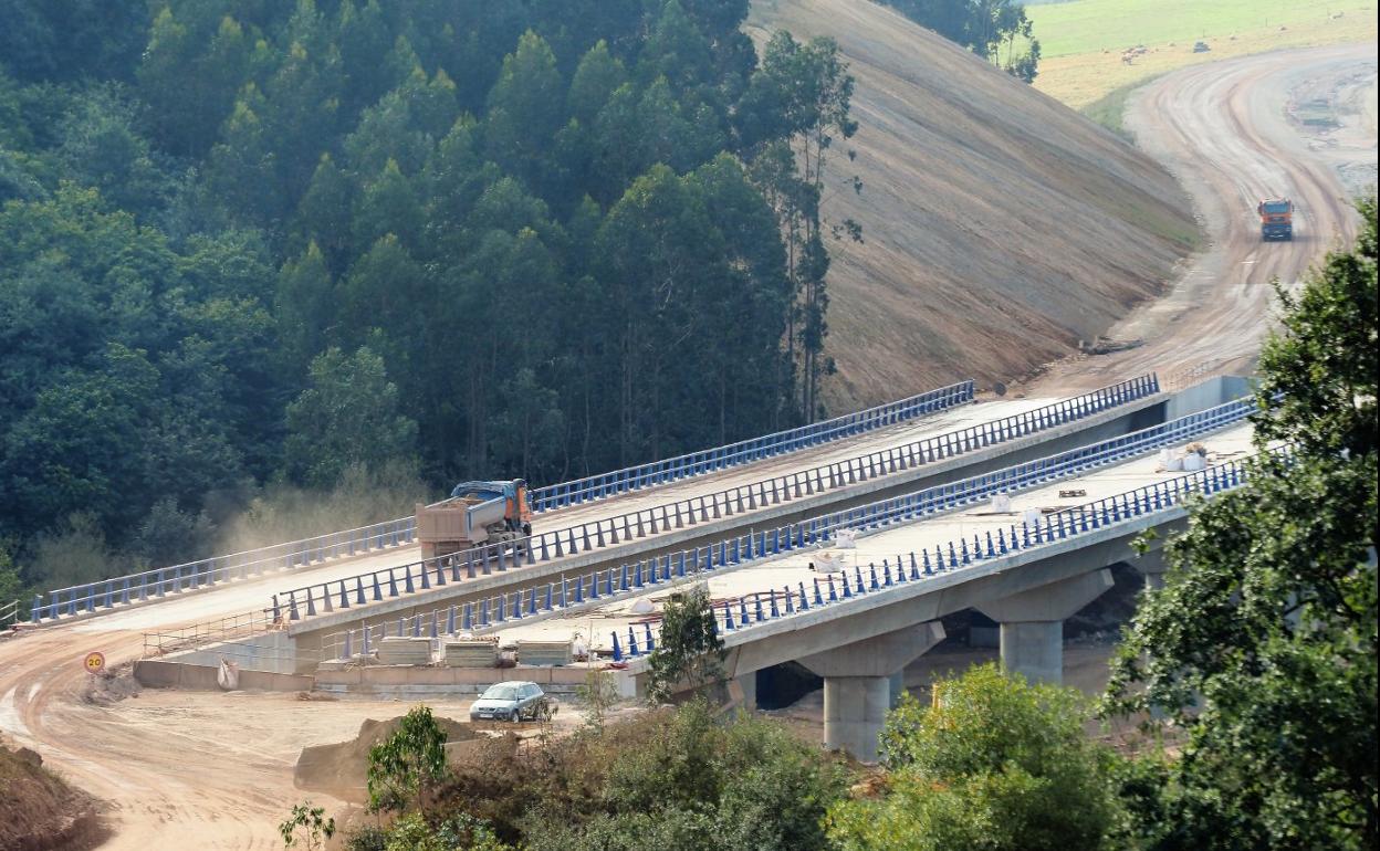 Viaducto de Las Rozas, de 246 metros de longitud, construido sobre un afluente del río Cabo