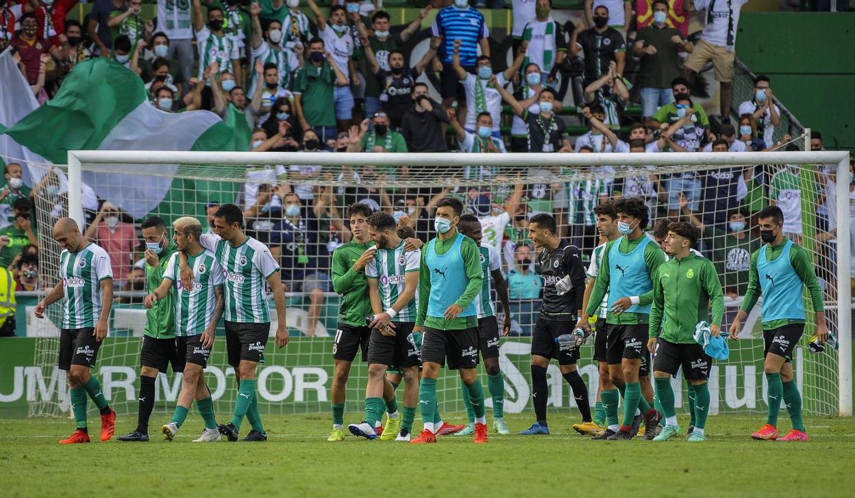 Los jugadores del Racing, satisfechos tras el triunfo de la primera jornada ante el Tudelano