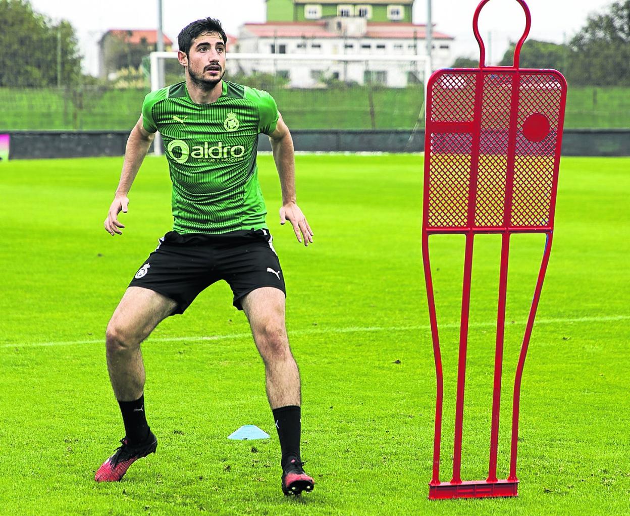 Pablo Bobadilla se ejercita en las instalaciones del Racing.