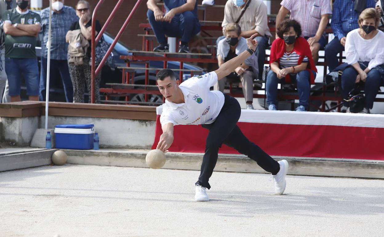 Víctor González, ayer en San Vicente,antes de ganar su vigesimoprimer título.