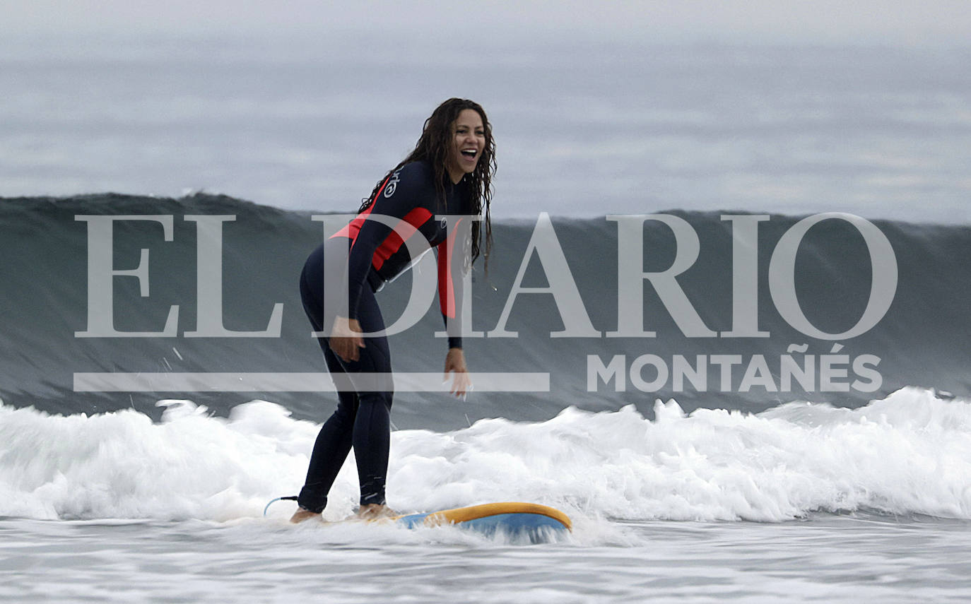 Fotos: Shakira y Piqué cogen olas en oyambre