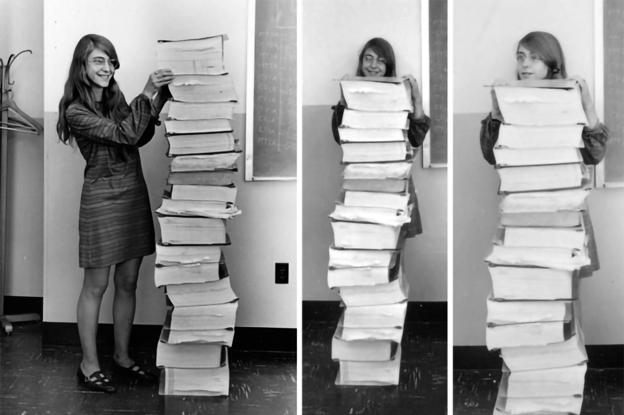 Margaret Hamilton con todo su trabajo.