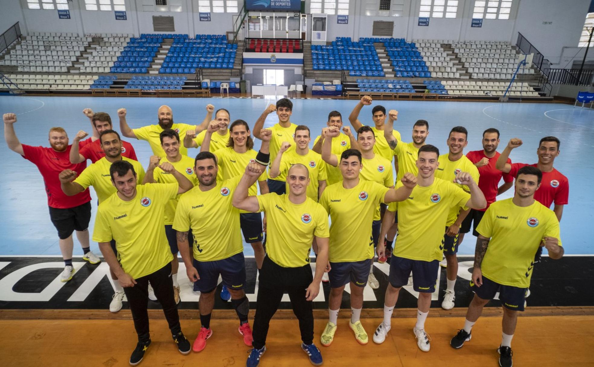 De izquierda a derecha, en la línea del fondo, Javier Palazuelos, Luis Buitrago, Ernesto Sánchez, José Manuel Herrero Lon, Ángel Basualdo, Nicolás Zungri y Leo Alonso. En la fila del centro, de izquierda a derecha, Dija Cruz, Óscar García, Carlos Lastra, Ramiro Martínez, Sergio Rubio, Xavi Castro, Alberto Pla, Víctor Montesinos y Daniel Salvador. En la fila inferior, de izquierda a derecha, Israel Marín, Alejandro Blázquez, Pau Guitart, Gustavo Alonso, David Roca y Aarón Pardo