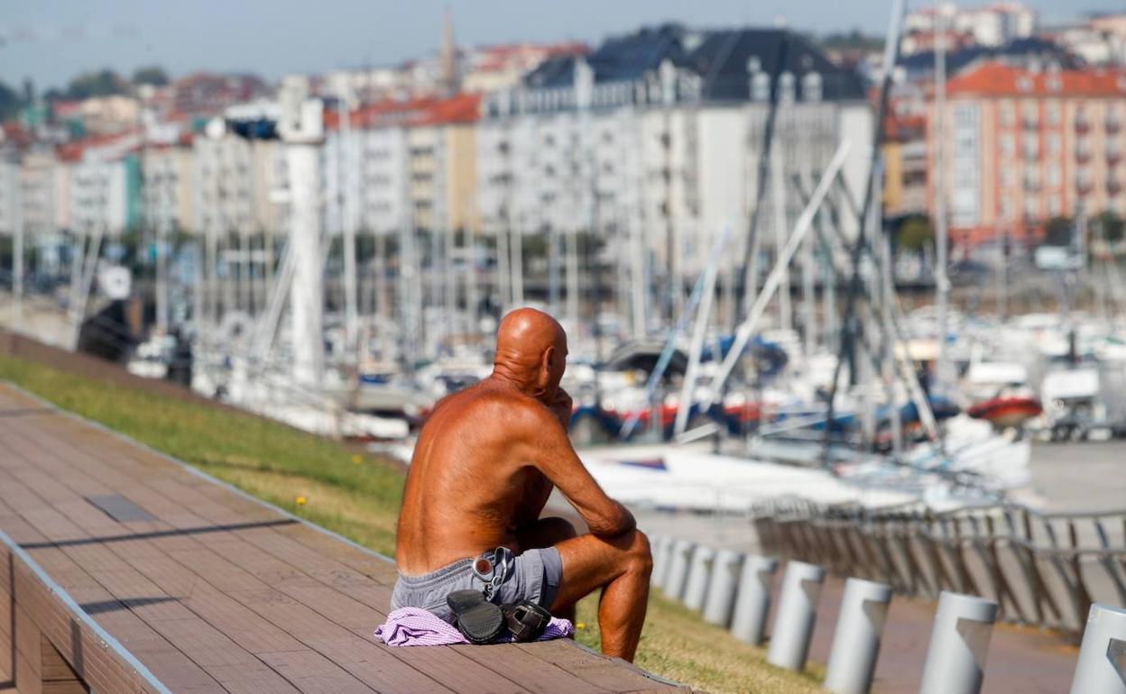 Un hombre se quita la camiseta en el entorno duna de Zahera para soportar las altas temperaturas que registra Cantabria este lunes