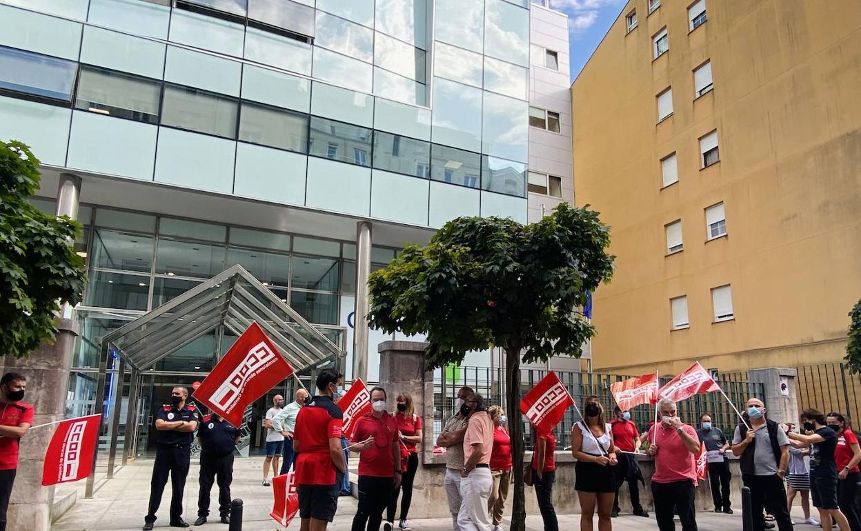 El Comité de Empresa de los Centros de Interpretación de Cantabria durante la concentración en la sede del gobierno.