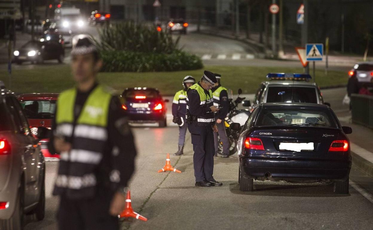 La Policía Local de Santander durante un control de drogas.