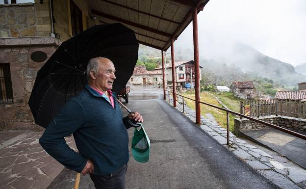 Cecilio Campo, de regreso a casa tras el paseo matinal, posa en el soportal del ayuntamiento. 