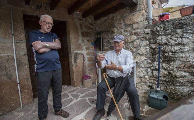 Secundino Campo, de tertulia, a la entrada de su casa. 