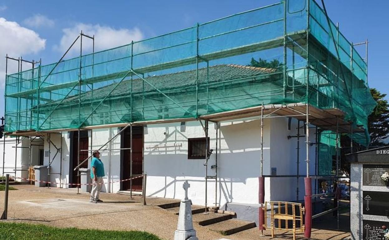 Las obras de restauración de la cubierta de la capilla del cementerio ya están en marcha.