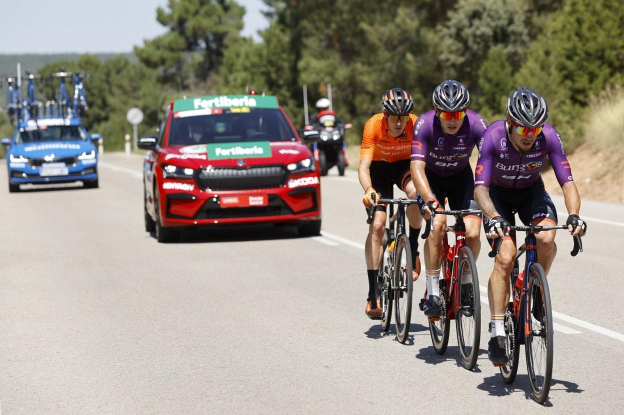 Madrazo rueda por delante de Carlos Canal y Joan Bou en la cuarta etapa de la Vuelta a España. 