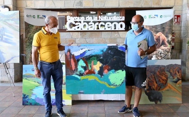 Marcano junto a la obra ganadora y su autor, Carlos Caño 