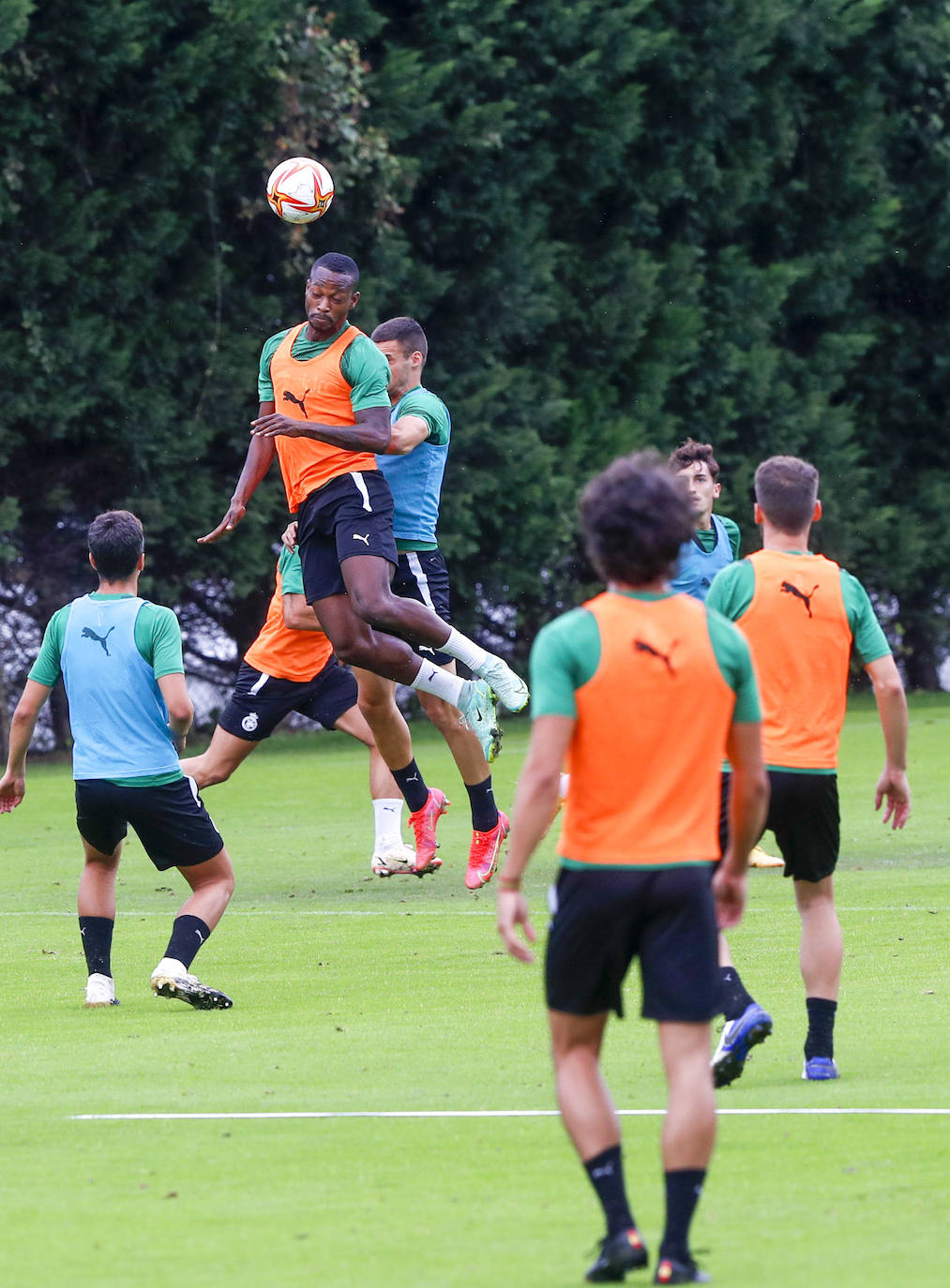 Fotos: El Racing entrena duro tras la derrota del sábado