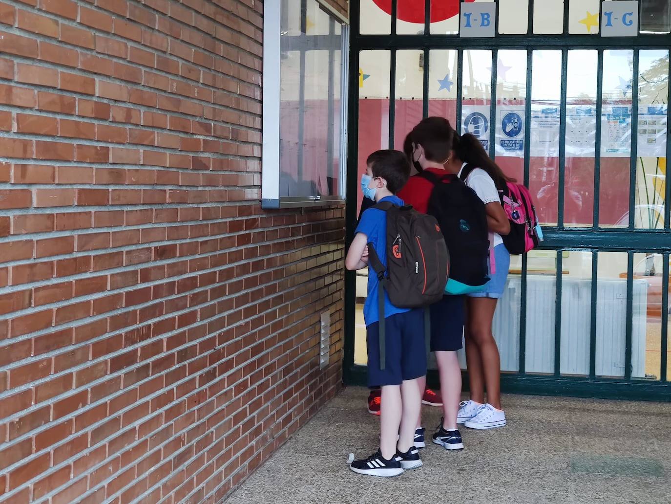 Los estudiantes del CEIP Gerardo Diego, en Santa María de Cayón, vuelven a las aulas