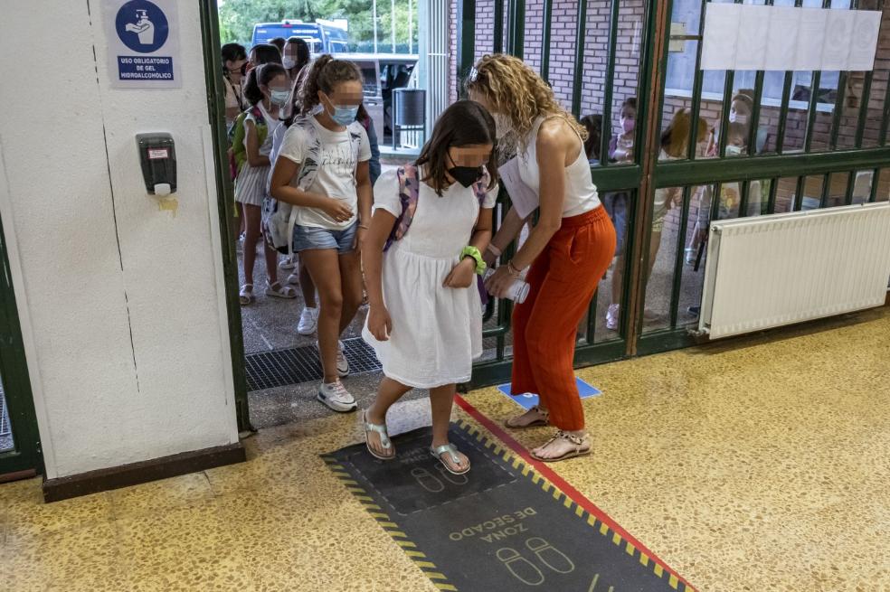 La desinfección del calzado fue el primer paso. Después, al alumnado se le tomó la temperatura. Las mascarillas, muchas de ellas con dibujos o coloridas, volvieron a ser la constante en las aulas. 