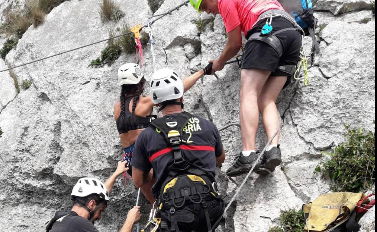 Rescatada tras quedar atrapada en la tirolina de la vía ferrata de Liérganes