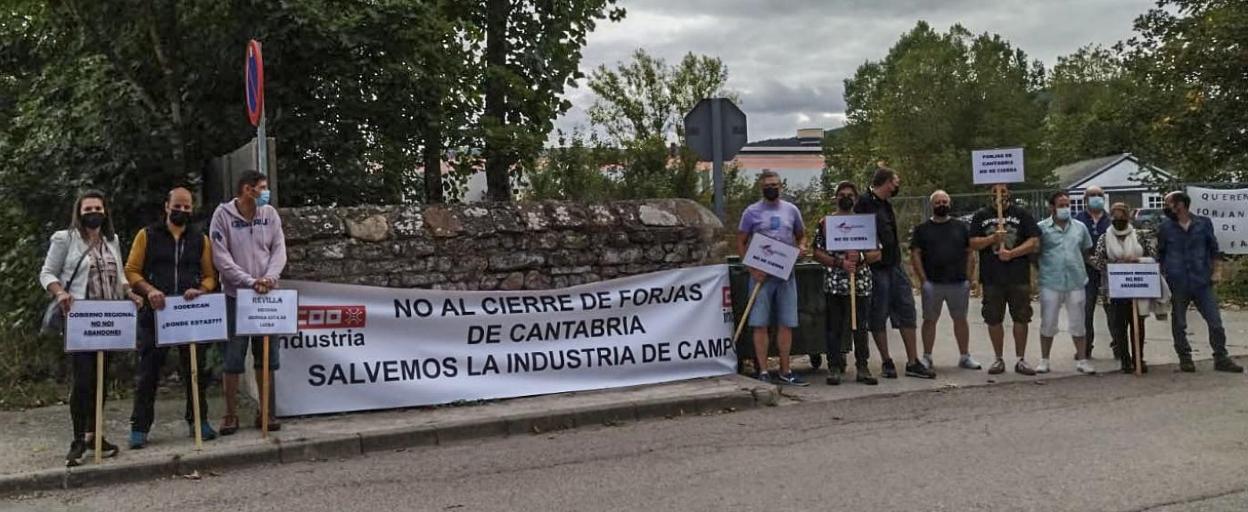 Trabajadores de Forjas de Cantabria, concentrados ayer en el acceso a la factoría de Reinosa. 