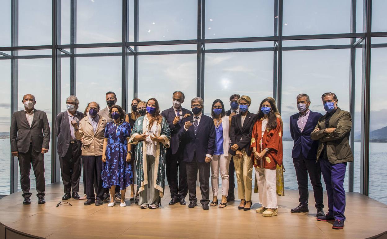 Los galardonados, organizadores y representantes institucionales posaron juntos tras finalizar el acto inaugural del festival santanderino.