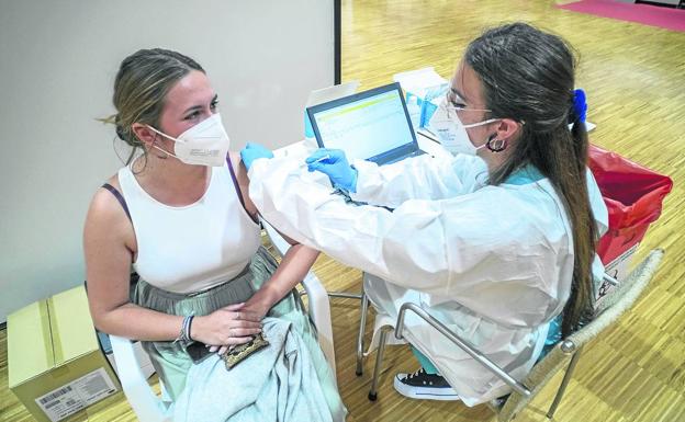 Una de las mujeres vacunadas este viernes en el Palacio de Exposiciones de Santander. 