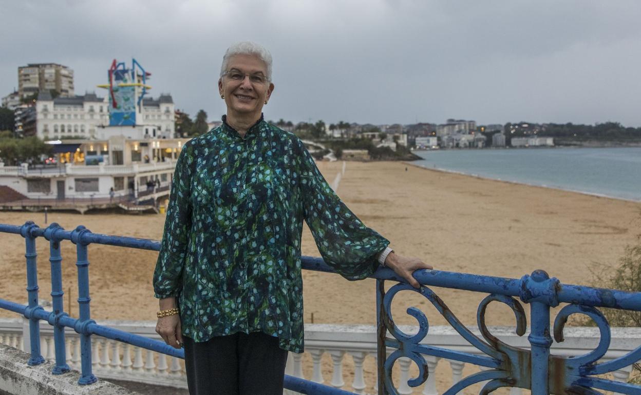 La embajadora israelí posa para El Diario frente a la playa de El Sardinero de Santander. 